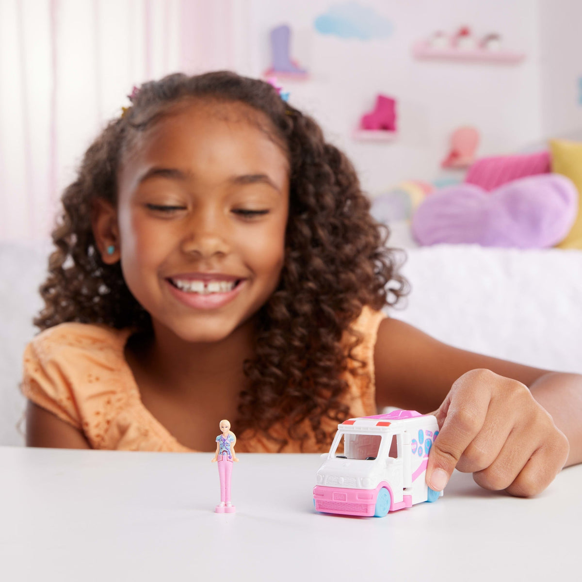 Barbie Mini BarbieLand Vehículo para Muñecas Ambulancia con Mini Muñeca